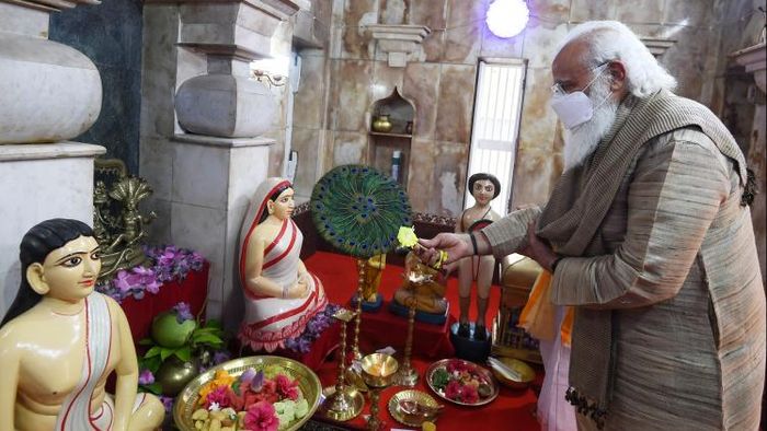 ওড়াকান্দির মন্দিরে গিয়ে প্রার্থনা করলেন প্রধানমন্ত্রী