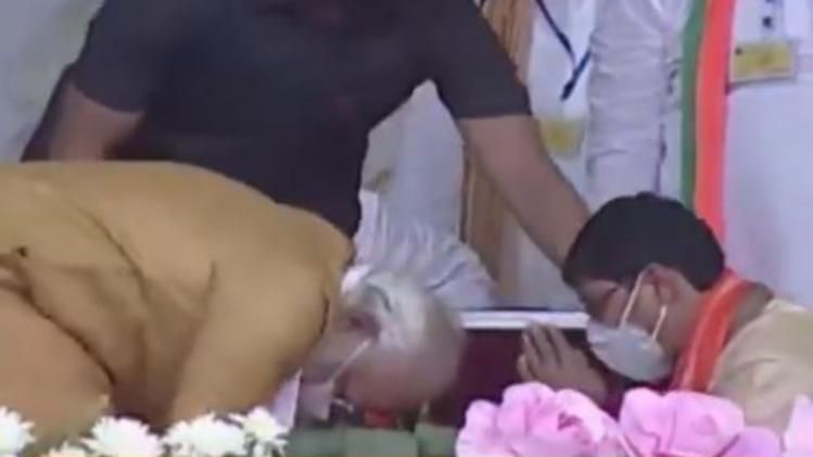  কেন এক BJP কর্মীর পা  ছুঁলেন PM মোদী? দুর্লভ মুহূর্তের সাক্ষী  কাঁথি