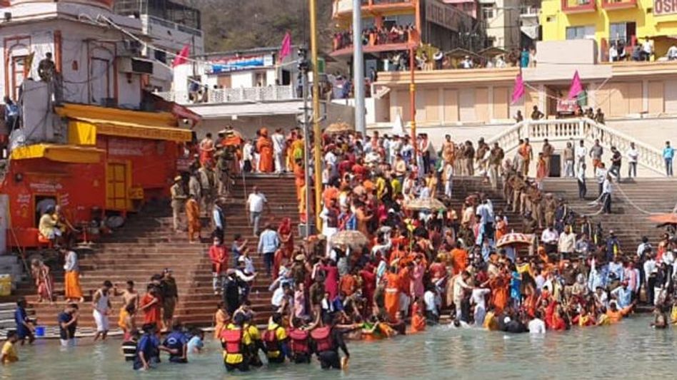 মহাশিবরাত্রিতে হরিদ্বারে প্রথম শাহি স্নানে সাধু-ভক্তদের ভিড় মহাশিবরাত্রিতে হরিদ্বারে প্রথম শাহি স্নানে সাধু-ভক্তদের ভিড়