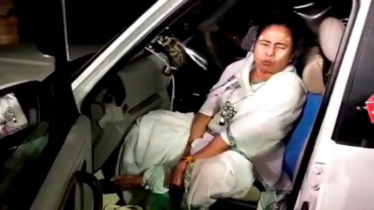 মমতার পায়ে 'প্লাস্টার', বাংলার রাজনীতিতে পার্শ্বপ্রতিক্রিয়া কী?