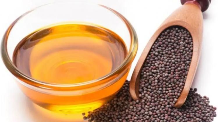 সরষের তেল। প্রতীকী ছবি