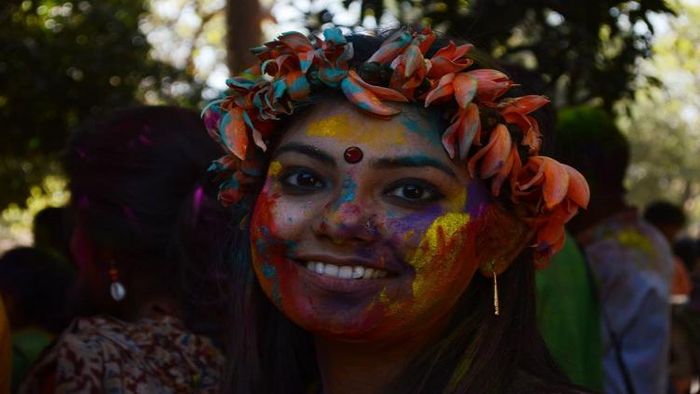 বসন্ত উৎসব কি পলাশ ধ্বংসের উৎসবে পরিণত হচ্ছে? (ছবি: রজত কর্মকার)