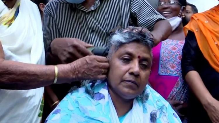 প্রার্থী তালিকায় নাম নেই, অভিমানে মাথা মুড়িয়ে দল ছাড়লেন নেত্রী