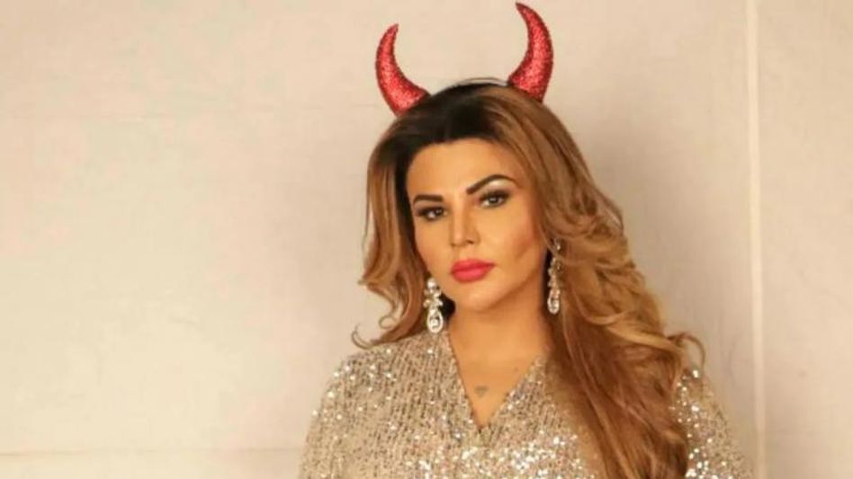 Zomato ডেলিভারি বয়কে সমর্থন রাখি সাওয়ান্তের Zomato ডেলিভারি বয়কে সমর্থন রাখি সাওয়ান্তের