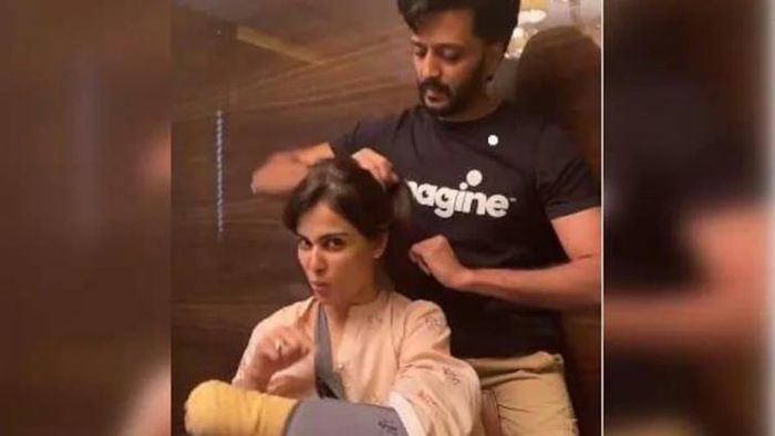 রীতেশের চুল বাঁধার সেই দৃশ্য।