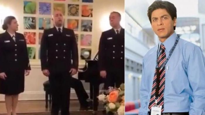 গান গাইছেন মার্কিন নেভির সদস্যরা। শাহরুখ খান স্বদেশ ছবিতে।