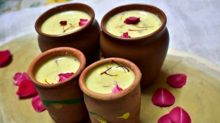 বাড়িতে ঠান্ডাই বানানোর সহজ রেসিপি (ছবি: রজত কর্মকার)