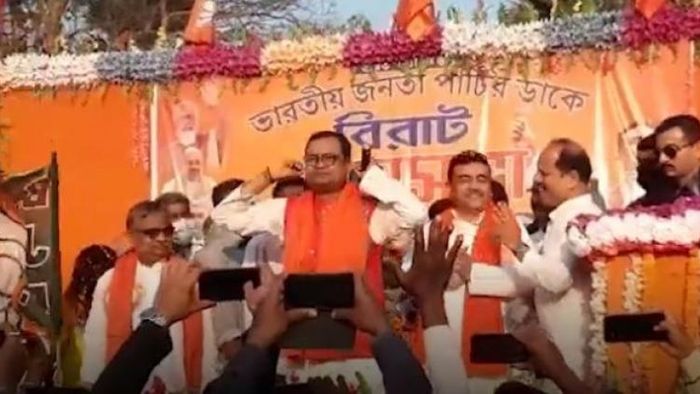 বিজেপির মঞ্চে তৃণমূল নেতার ওঠবস