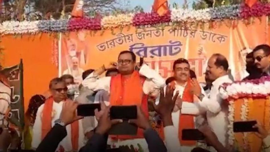 তৃণমূলে থাকার প্রায়শ্চিত্ত! মঞ্চে শুভেন্দুর সামনে কান ধরে ওঠবস দলত্যাগী নেতার তৃণমূলে থাকার প্রায়শ্চিত্ত! মঞ্চে শুভেন্দুর সামনে কান ধরে ওঠবস দলত্যাগী নেতার