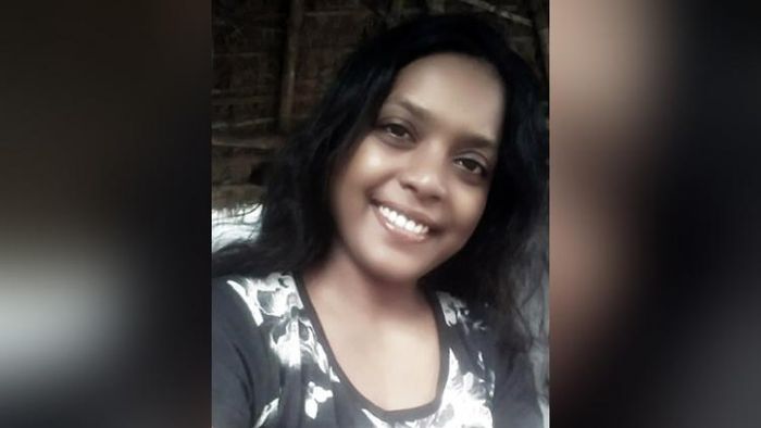 ঝাড়গ্রামে তৃণমূলের প্রার্থী বীরবাহা হাঁসদা। শুক্রবার তাঁদের ঝাড়গ্রামের বাড়িতে