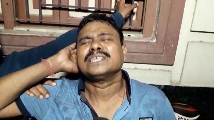 কান্নায় ভেঙে পড়েছেন মৃতার স্বামী