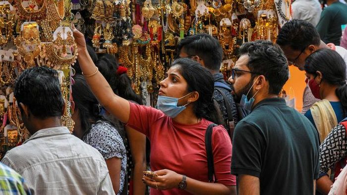 মাস্ক যখন থুতনির শোভা