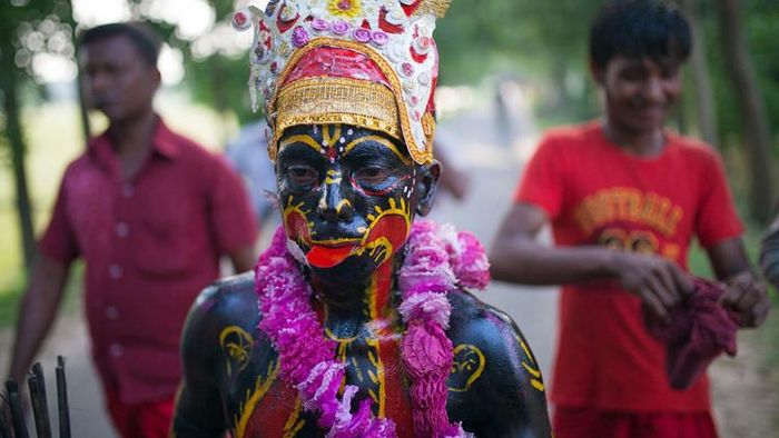 হিন্দু সমাজের এক প্রচলিত লোক সংস্কৃতি চড়ক পুজো (ছবি সৌজন্য: গেটি)