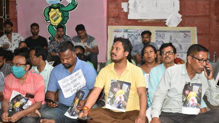 মাথাভাঙ্গা বিধানসভা কেন্দ্রে প্রার্থী গীরিন বর্মনের ওপর হামলার অভিযোগ। তার প্রতিবাদে দলের কর্মীরা। ছবি: বেলা কুণ্ডু