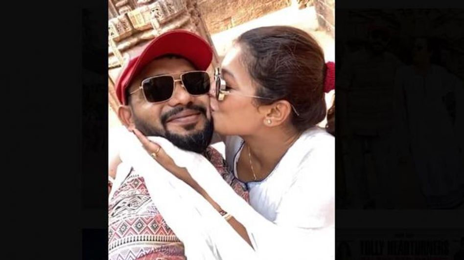 নীলাঞ্জনের গালে ইমনের স্লো মোশন চুমু! একটা নয় দু'টো নীলাঞ্জনের গালে ইমনের স্লো মোশন চুমু! একটা নয় দু'টো