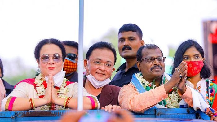 বাংলার ভোট প্রচারে অভিনেত্রী মন্দাকিনী। ছবি: পিটিআই