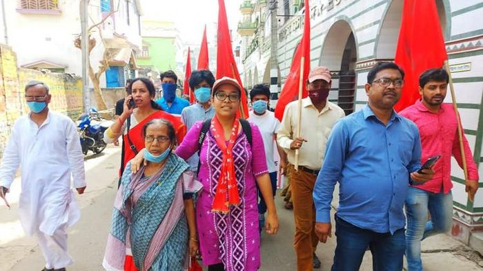 বর্ধমান দক্ষিণের সংযুক্ত মোর্চা সমর্থিত সিপিআইএম প্রার্থী পৃথা তা (মাথায় টুপি)। ছবি সৌজন্য: ফেসবুক