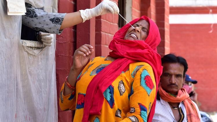 Corona: শুধু কলকাতাতেই ৭০০ পার! রাজ্যে ৬ লক্ষের বেশি আক্রান্ত