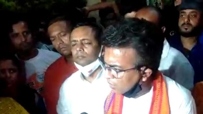 কী হয়েছিল, জানাচ্ছেন রুদ্রনীল ঘোষ। ছবি: রাজেশ সাহা