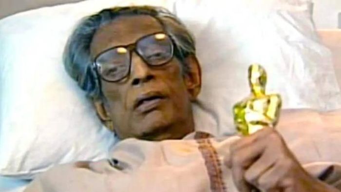 অস্কার হাতে সত্যজিৎ রায়।