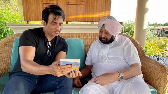 ক্যাপ্টেন অমরিন্দর সিংয়ের সঙ্গে সোনু সুদ