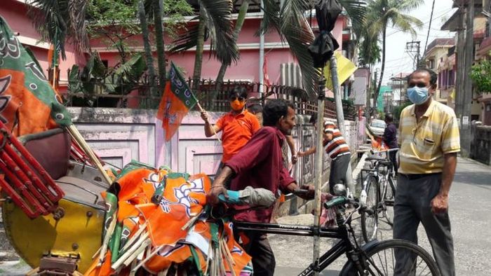 দৃশ্যদূষণ রুখতে পতাকা খুলে নিয়েছে বিজেপি