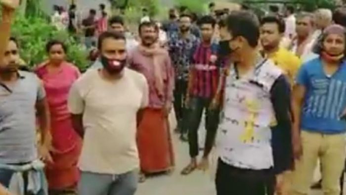 ভোট বয়কটে গ্রামের বাসিন্দারা