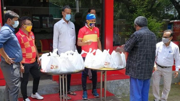 দুঃস্থদের খাওয়ারের প্যাকেট বিতরণ করা হচ্ছে লাল-হলুদ ক্লাবের পক্ষ থেকে। শুক্রবার ইস্টবেঙ্গল ক্লাব তাঁবুতে।