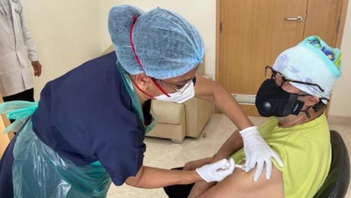 ভ্যাকসিনের দ্বিতীয় ডোজ নিলেন অমিতাভ বচ্চন (ছবি: ইন্সটাগ্রাম)