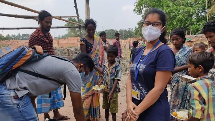 গবেষক লেখা বই থেকে পাওয়া টাকা দিচ্ছেন দুঃস্থ শিশুদের খাবারে
