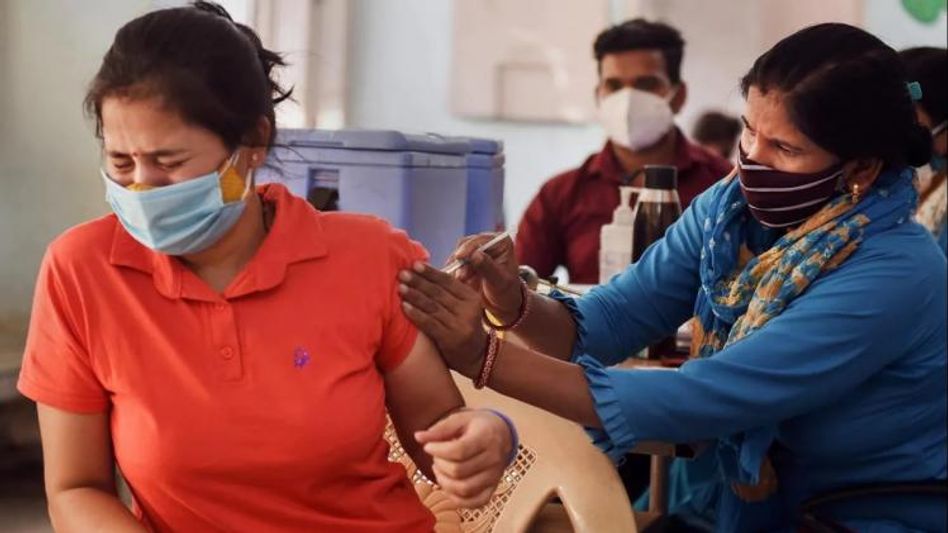ভ্যাকসিন নেওয়ার পরেও আক্রান্ত, কেন? কীভাবে বাঁচবেন? ভ্যাকসিন নেওয়ার পরেও আক্রান্ত, কেন? কীভাবে বাঁচবেন?