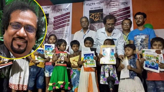 সঞ্জয় মুখোপাধ্যায় (ইনসেটে), এক অনুষ্ঠানে কচিকাঁচাদের তু্লে দেওয়া হচ্ছে বই