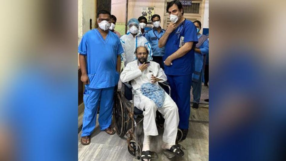 Joy Goswami: করোনাকে জয় করে বাড়ি ফিরলেন জয় গোস্বামী  Joy Goswami: করোনাকে জয় করে বাড়ি ফিরলেন জয় গোস্বামী