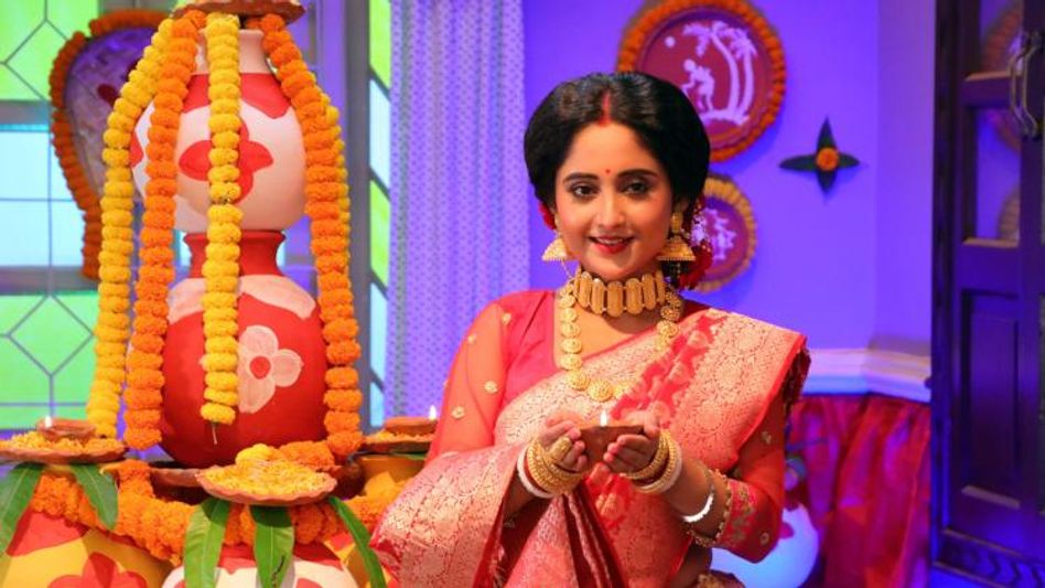 Жағажайда серуендеу бейне Кемпірді ұрды