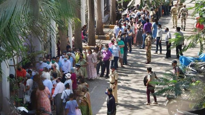 টিকার জন্য লাইন -- ফাইল ছবি