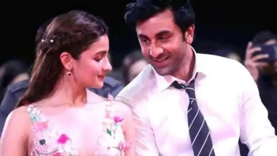 Alia Bhatt: আলিয়ার সাক্ষাৎকারে হঠাৎ হাজির শার্টলেস রণবীর! Alia Bhatt: আলিয়ার সাক্ষাৎকারে হঠাৎ হাজির শার্টলেস রণবীর!