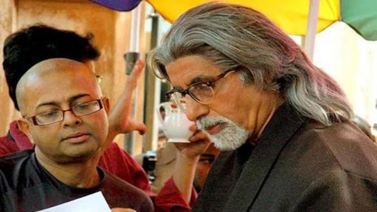 দ্য লাস্ট লিয়ার ছবিতে অমিতাভ বচ্চনকে দৃশ্য বোঝাচ্ছেন ঋতুপর্ণ