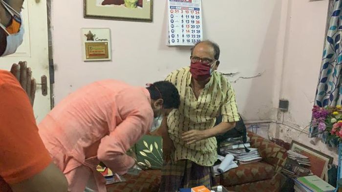 অশোক ভট্টাচার্যকে প্রণাম করছেন শঙ্কর ঘোষ