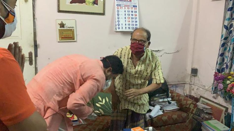 অশোককে প্রণাম করে বিধায়কের ইনিংস শুরু শঙ্করের অশোককে প্রণাম করে বিধায়কের ইনিংস শুরু শঙ্করের