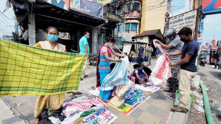 রুজির খোঁজে অসম থেকে গামছা হাতে আলিপুরদুয়ারে বিক্রেতারা 