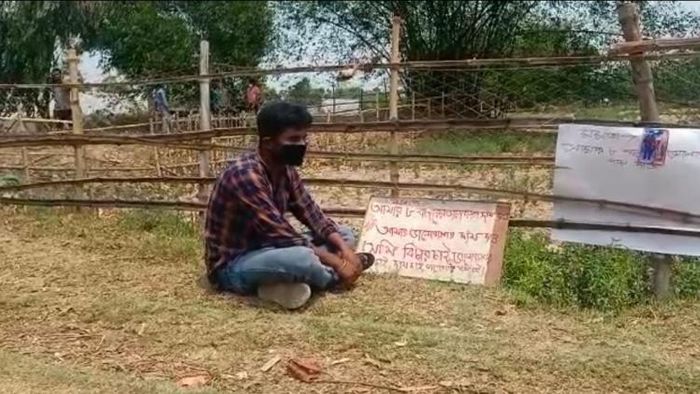 প্রেমিকের অপেক্ষায় ধরণায় প্রেমিক