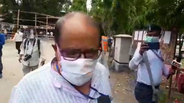 গণনাকেন্দ্র ছাড়ছেন অশোক ভট্টাচার্য