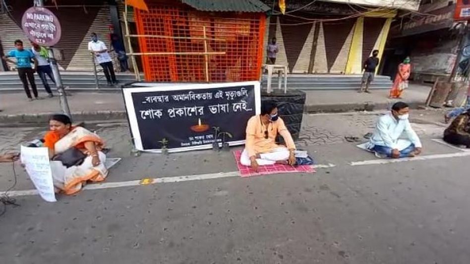 লকডাউনে অবস্থানে বসে গ্রেফতার ৩ বিজেপি বিধায়ক লকডাউনে অবস্থানে বসে গ্রেফতার ৩ বিজেপি বিধায়ক