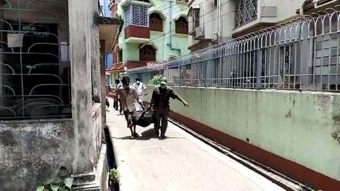 মৃতদেহ আনা হচ্ছে প্লাস্টিকে মুড়ে