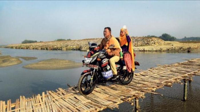 এভাবেই অক্লান্ত ছুটে চলেন তিনি। অ্যাম্বুল্যান্স দাদা করিমূল হক।