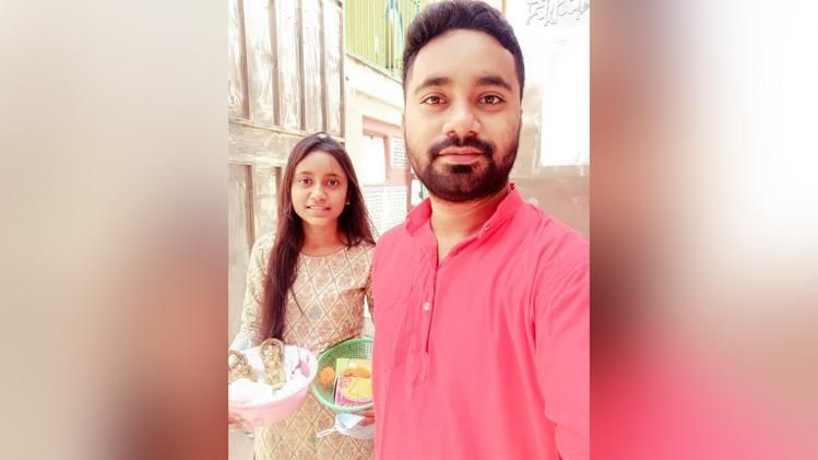 দাদার সঙ্গে ফুচকার দোকান খুলে সংসার-লেখাপড়ার জোয়াল টানছেন বোন