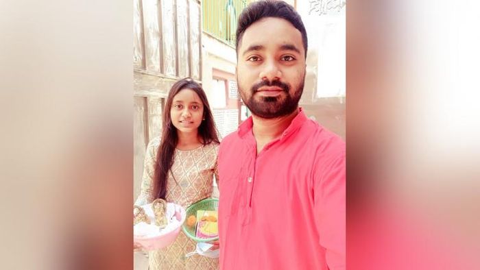 বোন জ্য়োতির্ময়ীর সঙ্গে দেবজ্যেতি সাহা। ছবি: সৌজন্য ফেসবুক