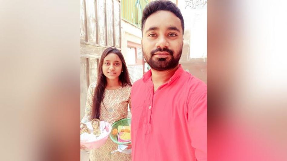 দাদার সঙ্গে ফুচকার দোকান খুলে সংসার-লেখাপড়ার জোয়াল টানছেন বোন দাদার সঙ্গে ফুচকার দোকান খুলে সংসার-লেখাপড়ার জোয়াল টানছেন বোন