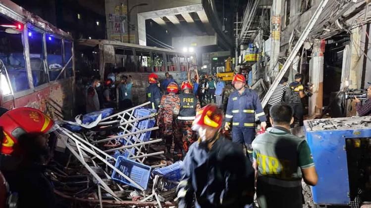 হঠাত্‍ বিস্ফোরণে কেঁপে উঠল ঢাকা, নিহত ৭, আহত বহু