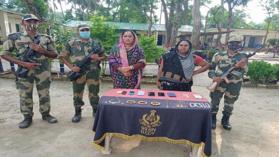 ১২ লক্ষ টাকার গয়না সহ ধৃত ২ বাংলাদেশী মহিলা, বাজেয়াপ্ত আরও সামগ্রী ১২ লক্ষ টাকার গয়না সহ ধৃত ২ বাংলাদেশী মহিলা, বাজেয়াপ্ত আরও সামগ্রী
